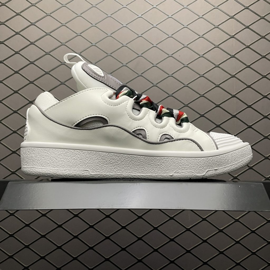 LANVIN 21s latest catwalk CURB series casual sneakers Major Internet celebrities are also crazy The original 1:1 mold opening heavy process production The fabric is made of imported cow frosted environmentally friendly beef reverse velvet gold steel mesh fabric Soft and breathable space cotton fabric inside Original mold open mold two-color TPU outsole Women's model: 35-40 Men's model: 39-45 Item No.: 41UPOI588