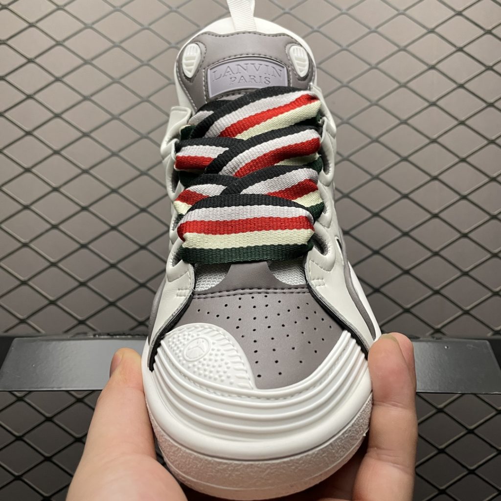 LANVIN 21s latest catwalk CURB series casual sneakers Major Internet celebrities are also crazy The original 1:1 mold opening heavy process production The fabric is made of imported cow frosted environmentally friendly beef reverse velvet gold steel mesh fabric Soft and breathable space cotton fabric inside Original mold open mold two-color TPU outsole Women's model: 35-40 Men's model: 39-45 Item No.: 41UPOI588