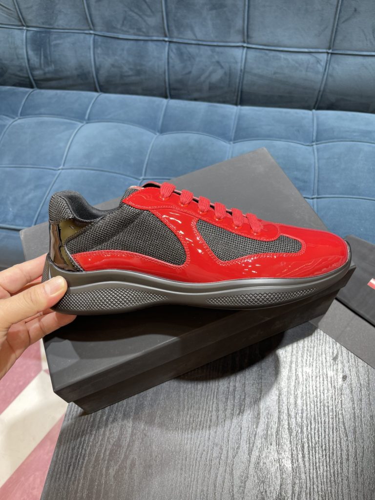 Prada America's Cup Shoe This metallic sneaker is equipped with a lightweight and soft rubber sole, which is comfortable to wear and easy to move. Upper: patent leather, polyamide fiber material metal texture 3cm TPU suction foam sole P450 Size 39-44 (38.45.46.47 customized)