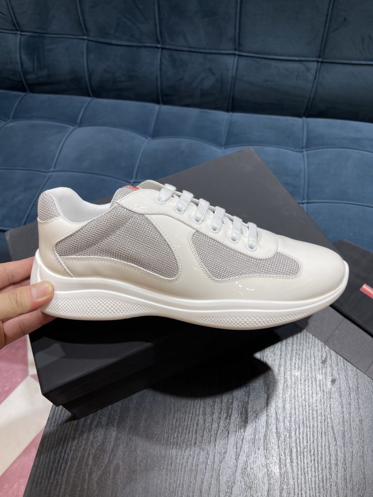 Prada America's Cup Shoe This metallic sneaker is equipped with a lightweight and soft rubber sole, which is comfortable to wear and easy to move. Upper: patent leather, polyamide fiber material metal texture 3cm TPU suction foam sole P450 Size 39-44 (38.45.46.47 customized)