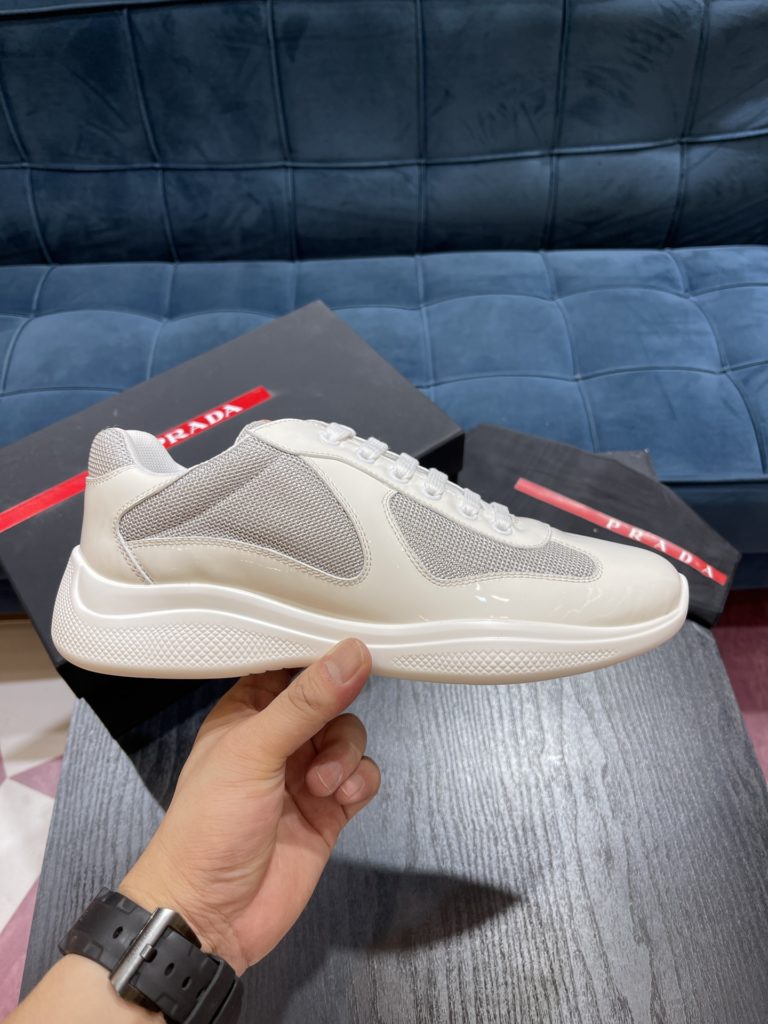 Prada America's Cup Shoe This metallic sneaker is equipped with a lightweight and soft rubber sole, which is comfortable to wear and easy to move. Upper: patent leather, polyamide fiber material metal texture 3cm TPU suction foam sole P450 Size 39-44 (38.45.46.47 customized)