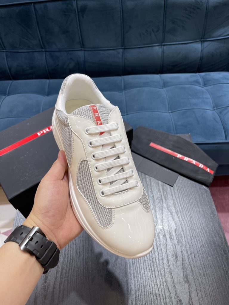 Prada America's Cup Shoe This metallic sneaker is equipped with a lightweight and soft rubber sole, which is comfortable to wear and easy to move. Upper: patent leather, polyamide fiber material metal texture 3cm TPU suction foam sole P450 Size 39-44 (38.45.46.47 customized)