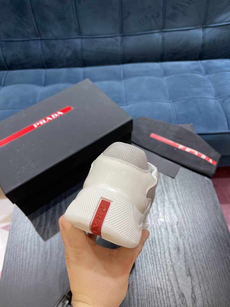 Prada America's Cup Shoe This metallic sneaker is equipped with a lightweight and soft rubber sole, which is comfortable to wear and easy to move. Upper: patent leather, polyamide fiber material metal texture 3cm TPU suction foam sole P450 Size 39-44 (38.45.46.47 customized)