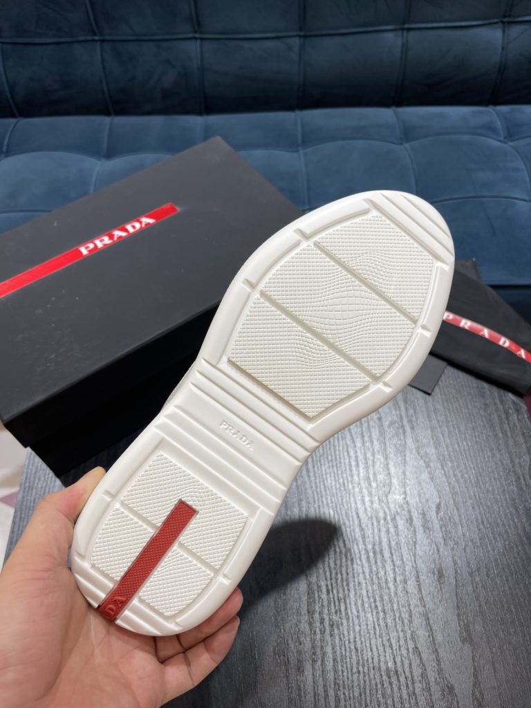 Prada America's Cup Shoe This metallic sneaker is equipped with a lightweight and soft rubber sole, which is comfortable to wear and easy to move. Upper: patent leather, polyamide fiber material metal texture 3cm TPU suction foam sole P450 Size 39-44 (38.45.46.47 customized)