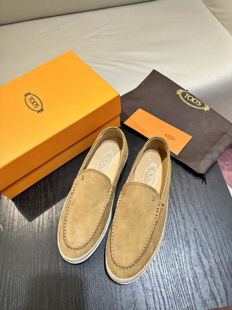 Tod's heel loafers are made of soft suede leather with Tod's lettering on the front. The rubber bean sole with inlay is soft and comfortable, and the heel is dotted with rubber beans, showing a lazy and casual style. Size 39-44 (38.45 customized)