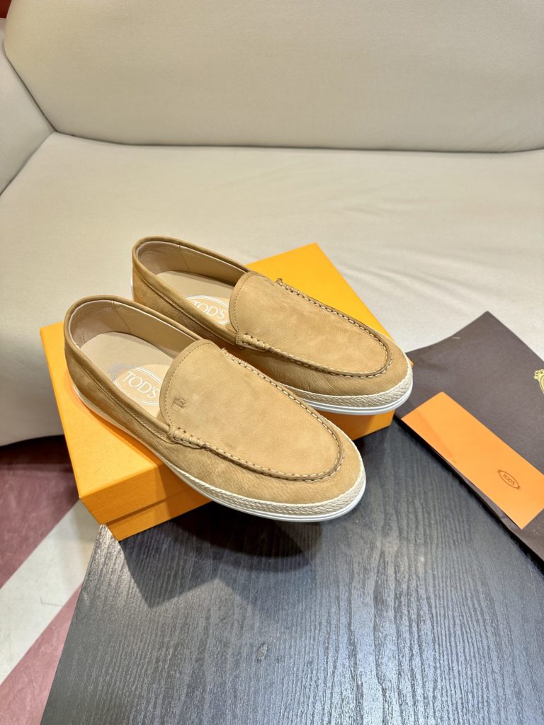 Tod's heel loafers are made of soft suede leather with Tod's lettering on the front. The rubber bean sole with inlay is soft and comfortable, and the heel is dotted with rubber beans, showing a lazy and casual style. Size 39-44 (38.45 customized)