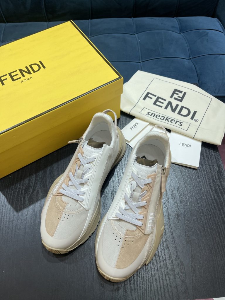 Fend * pedals sneakers with elastic laces and elastic inserts, and the wavy sole is engraved with the word F. Embossed Fendi Flow on the heel. Gray recycled nylon material, decorated with FF jacquard pattern and matching suede details. Lycra with FF pattern ® Details. Lightweight white rubber sole with matching color diagonal F detail Size 39-44 (customized at 38.45)
