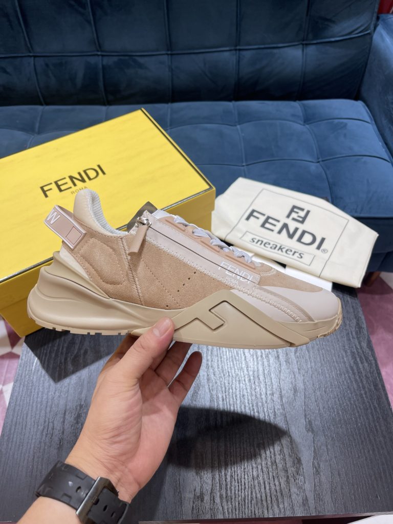 Fend * pedals sneakers with elastic laces and elastic inserts, and the wavy sole is engraved with the word F. Embossed Fendi Flow on the heel. Gray recycled nylon material, decorated with FF jacquard pattern and matching suede details. Lycra with FF pattern ® Details. Lightweight white rubber sole with matching color diagonal F detail Size 39-44 (customized at 38.45)
