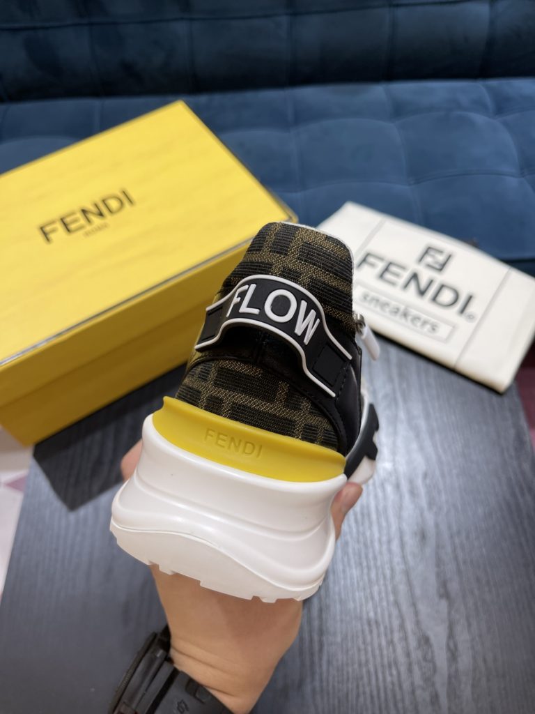 Fend * pedals sneakers with elastic laces and elastic inserts, and the wavy sole is engraved with the word F. Embossed Fendi Flow on the heel. Gray recycled nylon material, decorated with FF jacquard pattern and matching suede details. Lycra with FF pattern ® Details. Lightweight white rubber sole with matching color diagonal F detail Size 39-44 (customized at 38.45)