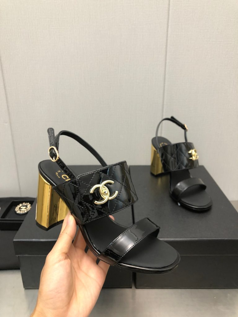 CHANE * | Xiaoxiang 23P new high-heeled sandals This season's classic c-button sandals series is really super beautiful, stupid, cute and cute, with a little retro flavor. The absolute strength style is very comfortable to wear, and the high beauty style is also particularly delicate. The key is that it will not be bulky. The original customized sheepskin inner padding is sheepskin, imported from Italy, cowhide outsole size: 35-39 (40/41 customized)