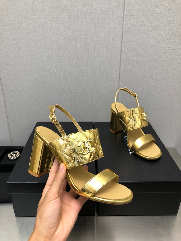 CHANE * | Xiaoxiang 23P new high-heeled sandals This season's classic c-button sandals series is really super beautiful, stupid, cute and cute, with a little retro flavor. The absolute strength style is very comfortable to wear, and the high beauty style is also particularly delicate. The key is that it will not be bulky. The original customized sheepskin inner padding is sheepskin, imported from Italy, cowhide outsole size: 35-39 (40/41 customized)