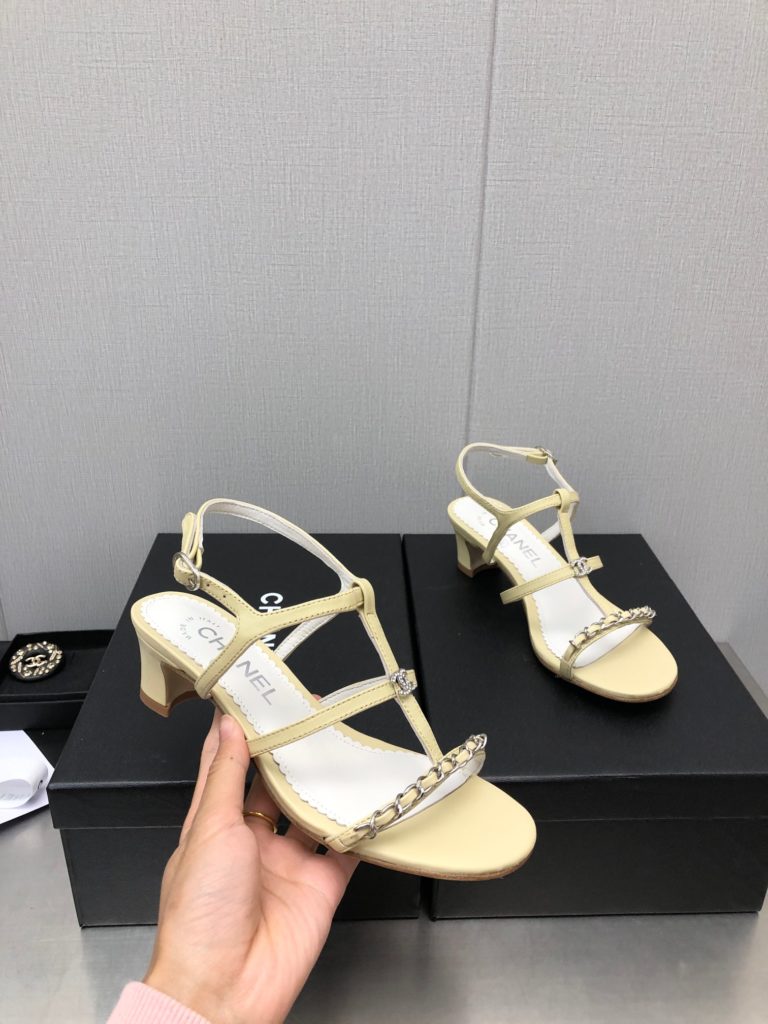 CHANE * | Xiaoxiang 23P new high-heeled sandals This season's classic c-button sandals series is really super beautiful, stupid, cute and cute, with a little retro flavor. The absolute strength style is very comfortable to wear, and the high beauty style is also particularly delicate. The key is that it will not be bulky. The original customized sheepskin inner padding is sheepskin, imported from Italy, cowhide outsole size: 35-39 (40/41 customized)