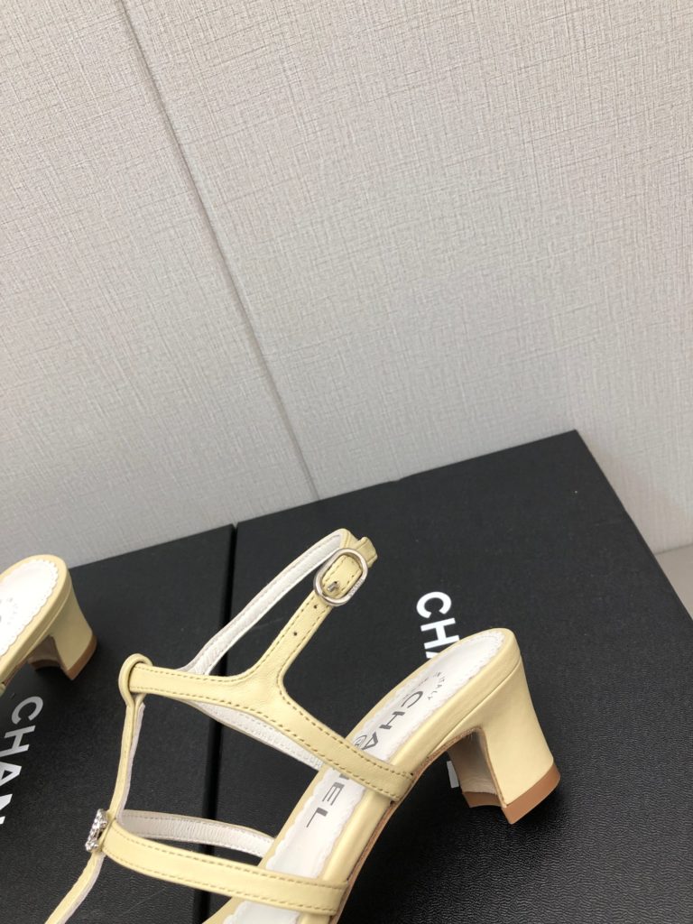 CHANE * | Xiaoxiang 23P new high-heeled sandals This season's classic c-button sandals series is really super beautiful, stupid, cute and cute, with a little retro flavor. The absolute strength style is very comfortable to wear, and the high beauty style is also particularly delicate. The key is that it will not be bulky. The original customized sheepskin inner padding is sheepskin, imported from Italy, cowhide outsole size: 35-39 (40/41 customized)
