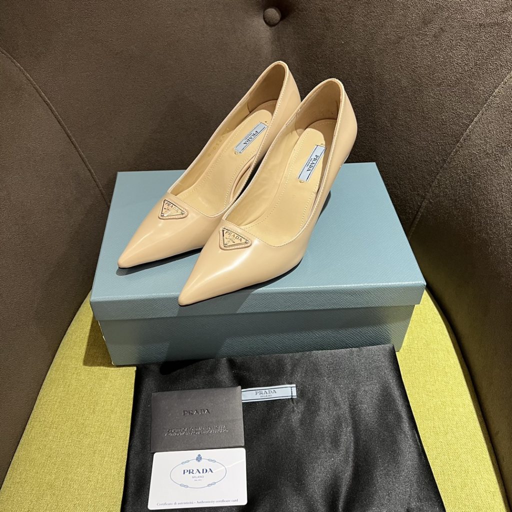 🔥🔥 Ins hot ✨ Prada/Prada 2023ss early spring new high heels, adhering to the modern design concept, show exquisite charm. The iconic enamel metal triangle logo shows the brand characteristics. This logo was designed by Mario Prada. Fabric: metal leather sheepskin inner heel height: 7.5cm Size: 35-42 (40-42 customized non-refundable)