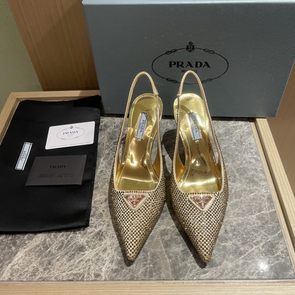 🔥🔥 Ins hot ✨ Prada/Prada 2023ss early spring new product This high heel shoe with back lace, adhering to the modern design concept, shows exquisite charm. With diamond, the iconic enamel metal triangle logo shows the brand characteristics. This logo was designed by Mario Prada. Fabric: satin ➕ Austrian diamond sheepskin heel height: 7.5cm yards: 35-42 (40-42 customized non-refundable) Ex-factory price: black diamond, white diamond, gold diamond