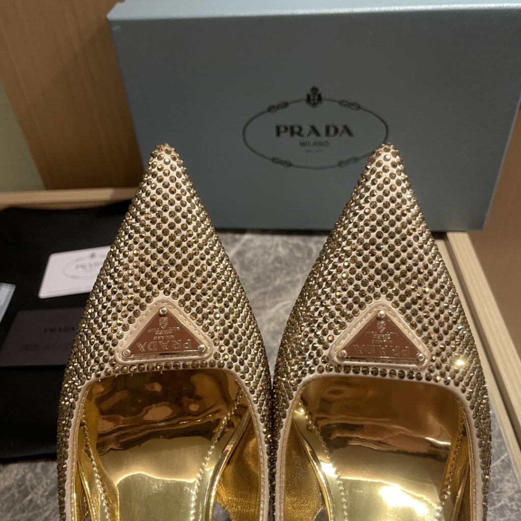 🔥🔥 Ins hot ✨ Prada/Prada 2023ss early spring new product This high heel shoe with back lace, adhering to the modern design concept, shows exquisite charm. With diamond, the iconic enamel metal triangle logo shows the brand characteristics. This logo was designed by Mario Prada. Fabric: satin ➕ Austrian diamond sheepskin heel height: 7.5cm yards: 35-42 (40-42 customized non-refundable) Ex-factory price: black diamond, white diamond, gold diamond