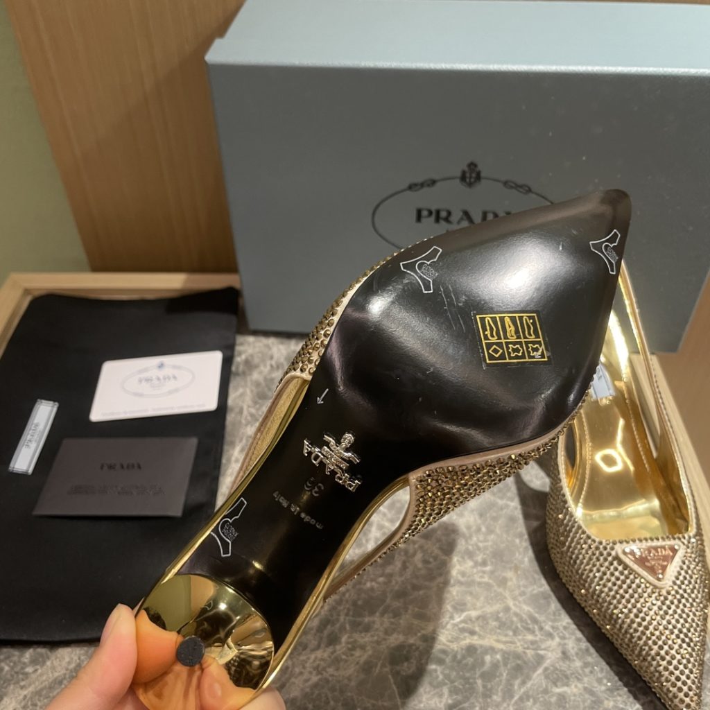 🔥🔥 Ins hot ✨ Prada/Prada 2023ss early spring new product This high heel shoe with back lace, adhering to the modern design concept, shows exquisite charm. With diamond, the iconic enamel metal triangle logo shows the brand characteristics. This logo was designed by Mario Prada. Fabric: satin ➕ Austrian diamond sheepskin heel height: 7.5cm yards: 35-42 (40-42 customized non-refundable) Ex-factory price: black diamond, white diamond, gold diamond