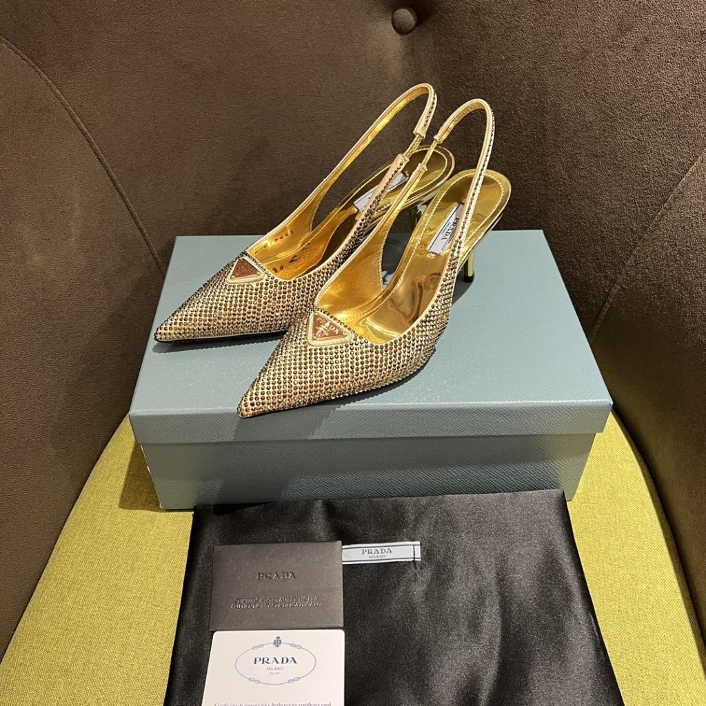 🔥🔥 Ins hot ✨ Prada/Prada 2023ss early spring new product This high heel shoe with back lace, adhering to the modern design concept, shows exquisite charm. With diamond, the iconic enamel metal triangle logo shows the brand characteristics. This logo was designed by Mario Prada. Fabric: satin ➕ Austrian diamond sheepskin heel height: 7.5cm yards: 35-42 (40-42 customized non-refundable) Ex-factory price: black diamond, white diamond, gold diamond