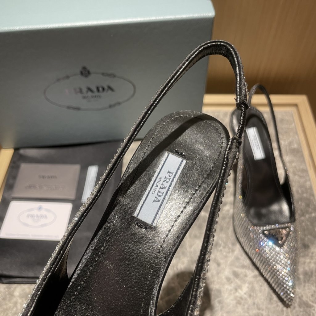 🔥🔥 Ins hot ✨ Prada/Prada 2023ss early spring new product This high heel shoe with back lace, adhering to the modern design concept, shows exquisite charm. With diamond, the iconic enamel metal triangle logo shows the brand characteristics. This logo was designed by Mario Prada. Fabric: satin ➕ Austrian diamond sheepskin heel height: 7.5cm yards: 35-42 (40-42 customized non-refundable) Ex-factory price: black diamond, white diamond, gold diamond