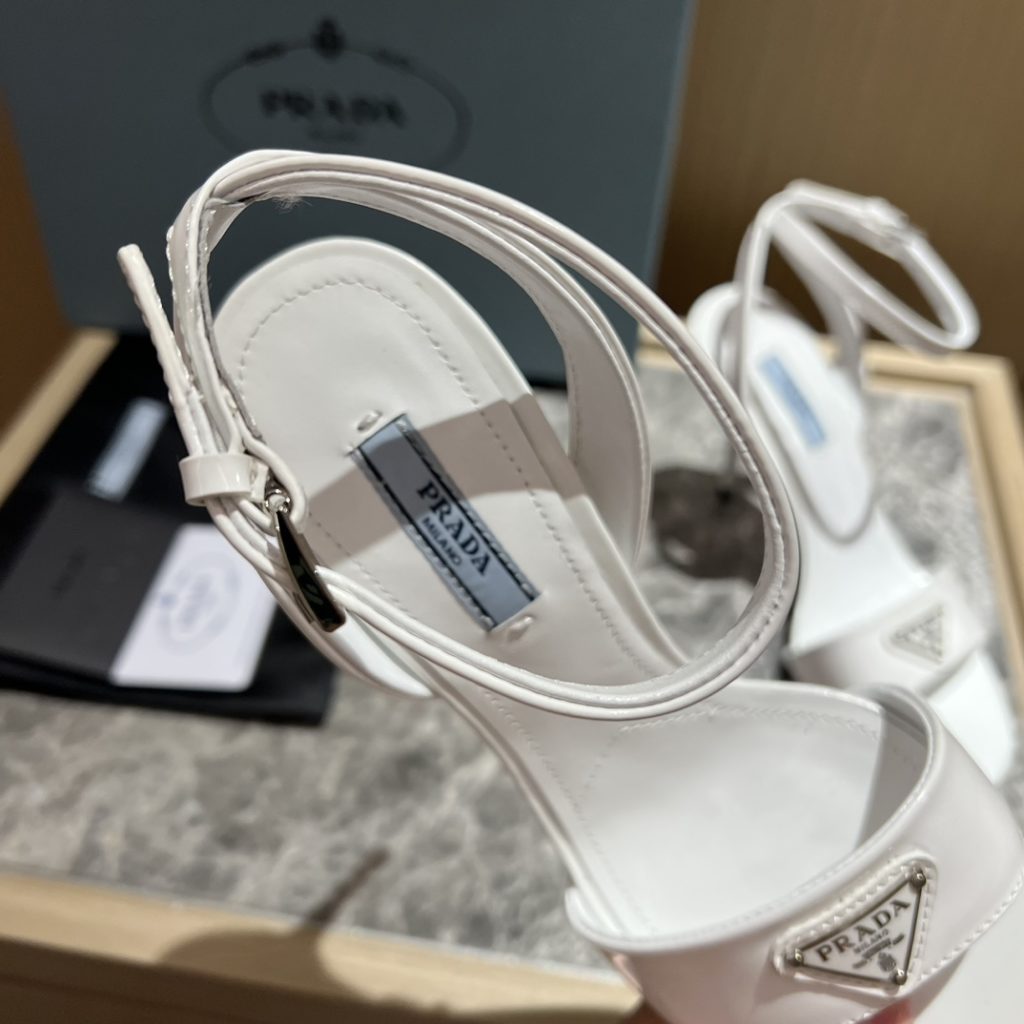 🔥🔥 Ins hot ✨ Prada/Prada 2023ss early spring new product party series 💎 This high-heeled satin thick-soled sandal adheres to the modern design concept and displays exquisite charm. The new and elegant color of the fabric adds bright and colorful style. The iconic triangle logo shows the brand characteristics. This logo was designed by Mario Prada. Fabric: open beaded sheepskin inner heel height: 9cm Size: 35-42 (40-42 customized non-refundable)