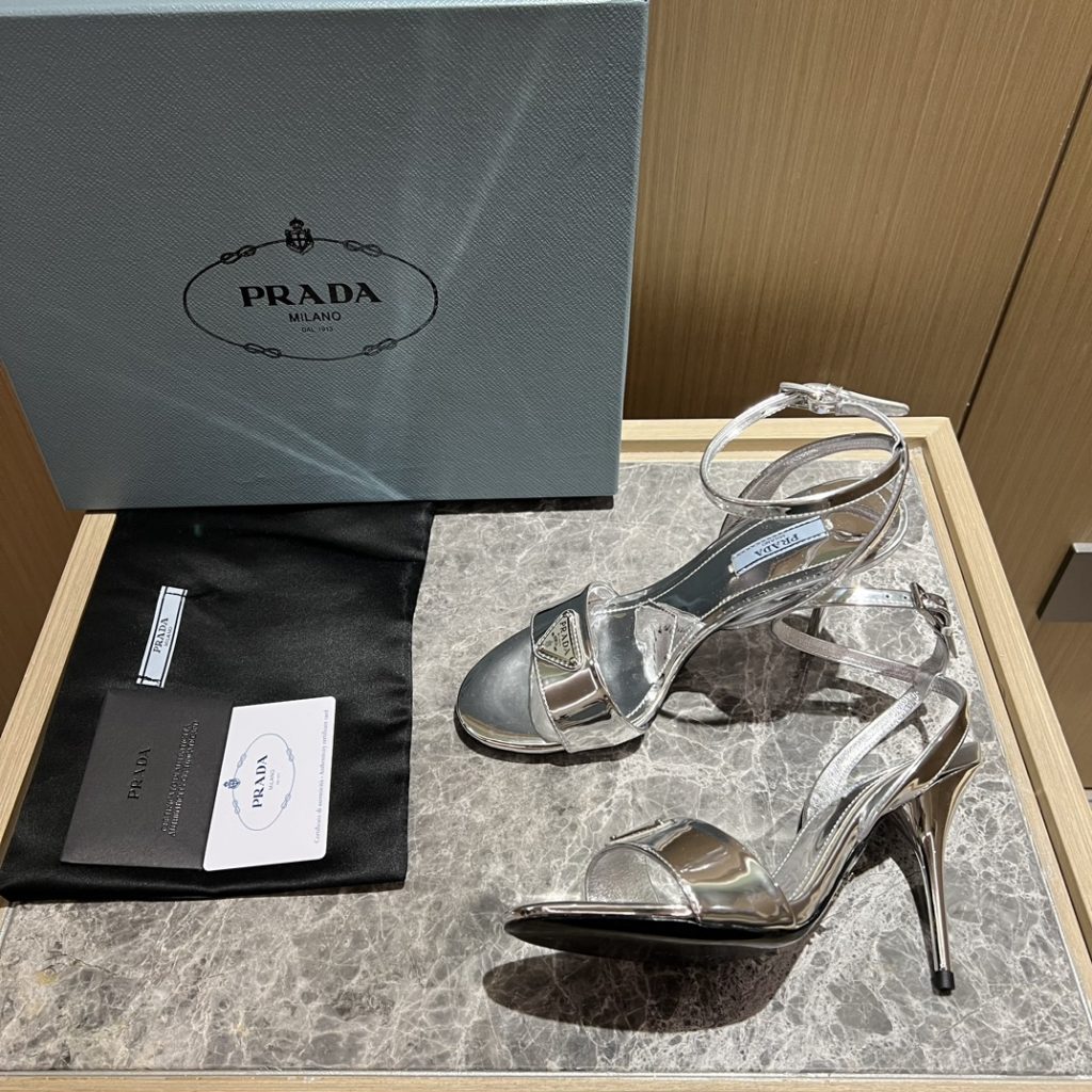 🔥🔥 Ins hot ✨ Prada/Prada 2023ss early spring new product party series 💎 This high-heeled satin thick-soled sandal adheres to the modern design concept and displays exquisite charm. The new and elegant color of the fabric adds bright and colorful style. The iconic triangle logo shows the brand characteristics. This logo was designed by Mario Prada. Fabric: open beaded sheepskin inner heel height: 9cm Size: 35-42 (40-42 customized non-refundable)