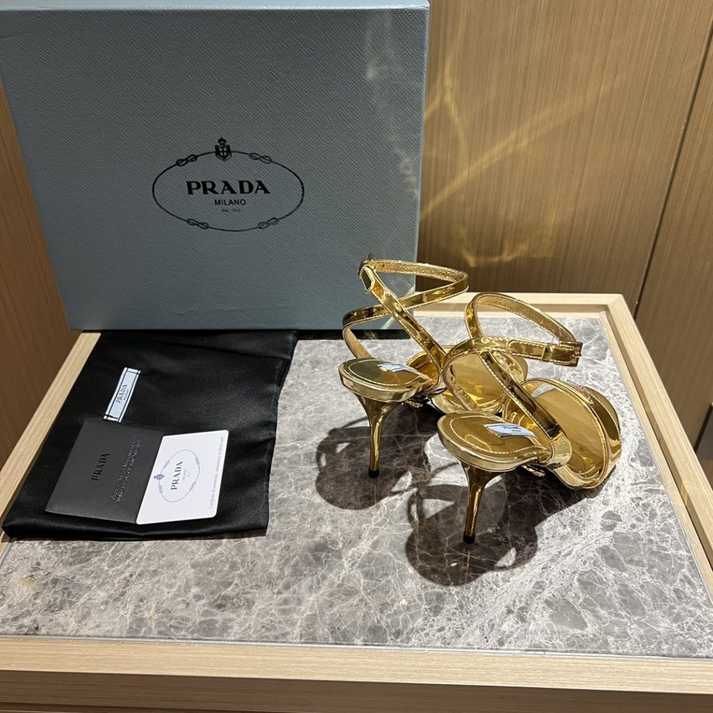 🔥🔥 Ins hot ✨ Prada/Prada 2023ss early spring new product party series 💎 This high-heeled satin thick-soled sandal adheres to the modern design concept and displays exquisite charm. The new and elegant color of the fabric adds bright and colorful style. The iconic triangle logo shows the brand characteristics. This logo was designed by Mario Prada. Fabric: open beaded sheepskin inner heel height: 9cm Size: 35-42 (40-42 customized non-refundable)