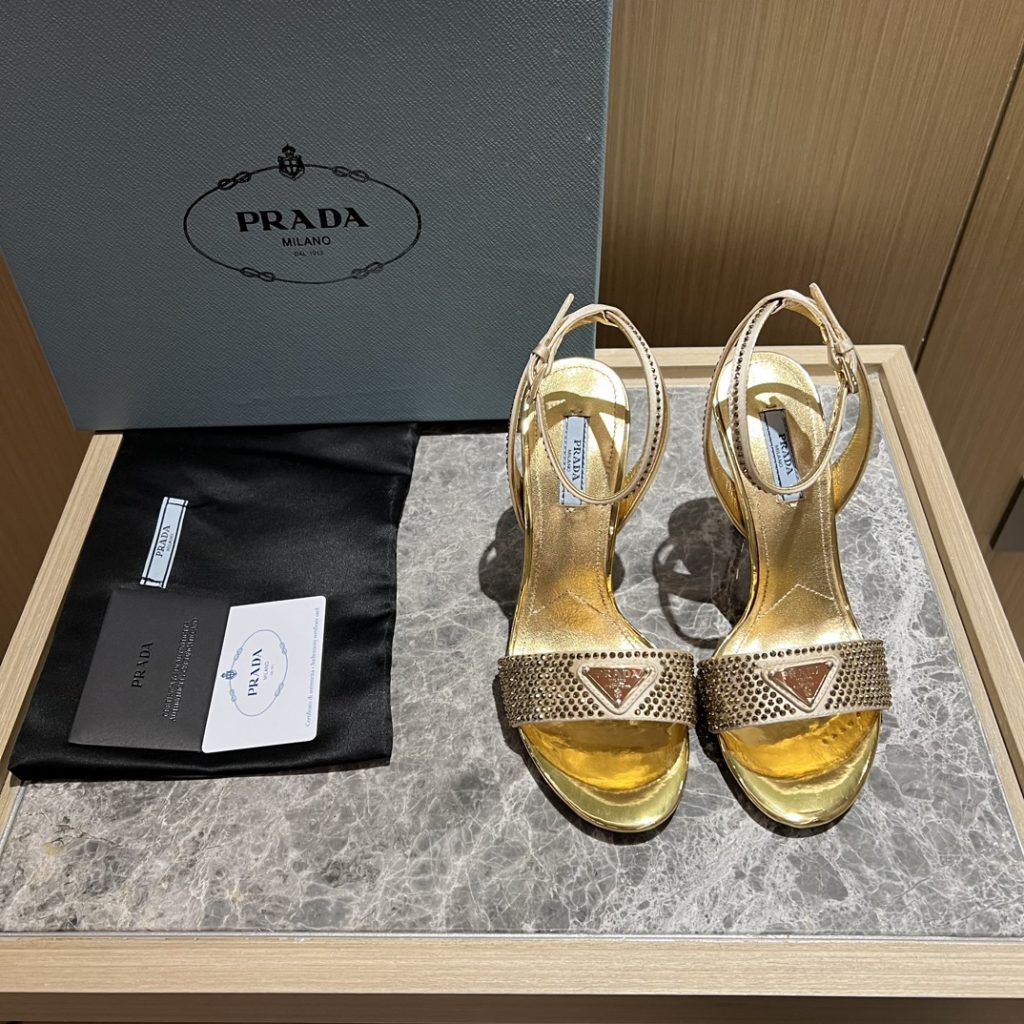 🔥🔥 Ins hot ✨ Prada/Prada 2023ss early spring new product party series 💎 This high-heeled satin thick-soled sandal adheres to the modern design concept and displays exquisite charm. The new and elegant color of the fabric adds bright and colorful style. The iconic triangle logo shows the brand characteristics. This logo was designed by Mario Prada. Fabric: open beaded sheepskin inner heel height: 9cm Size: 35-42 (40-42 customized non-refundable)