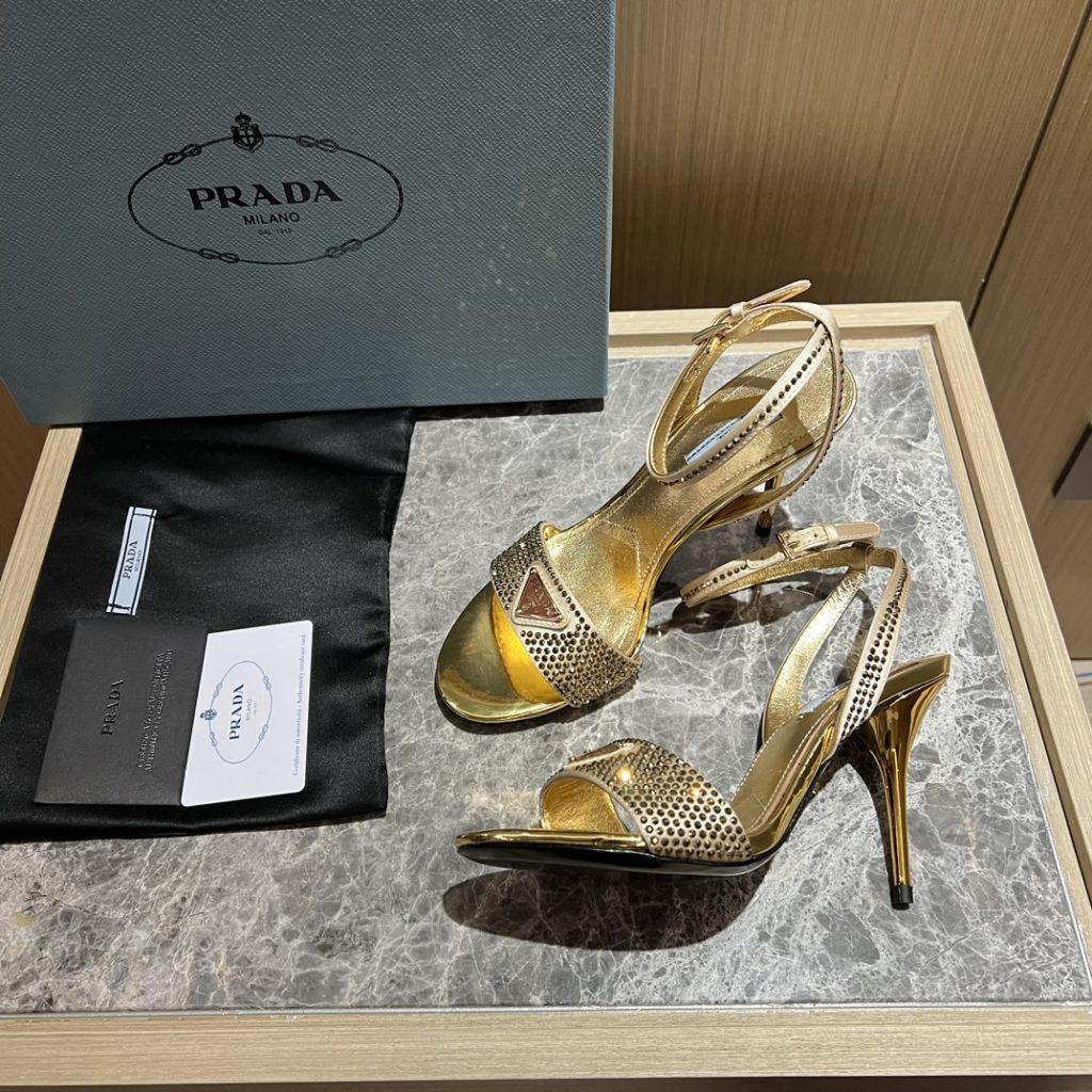 🔥🔥 Ins hot ✨ Prada/Prada 2023ss early spring new product party series 💎 This high-heeled satin thick-soled sandal adheres to the modern design concept and displays exquisite charm. The new and elegant color of the fabric adds bright and colorful style. The iconic triangle logo shows the brand characteristics. This logo was designed by Mario Prada. Fabric: open beaded sheepskin inner heel height: 9cm Size: 35-42 (40-42 customized non-refundable)