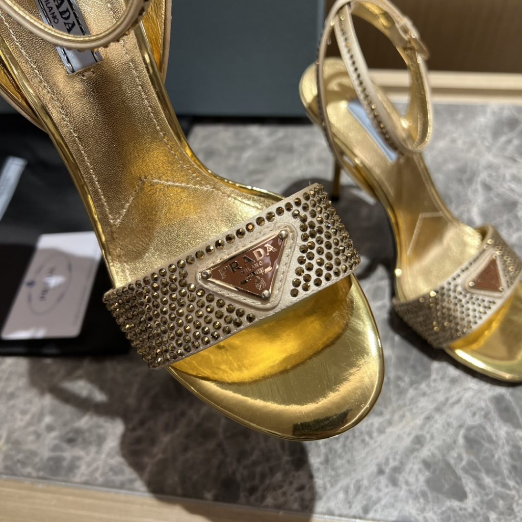 🔥🔥 Ins hot ✨ Prada/Prada 2023ss early spring new product party series 💎 This high-heeled satin thick-soled sandal adheres to the modern design concept and displays exquisite charm. The new and elegant color of the fabric adds bright and colorful style. The iconic triangle logo shows the brand characteristics. This logo was designed by Mario Prada. Fabric: open beaded sheepskin inner heel height: 9cm Size: 35-42 (40-42 customized non-refundable)
