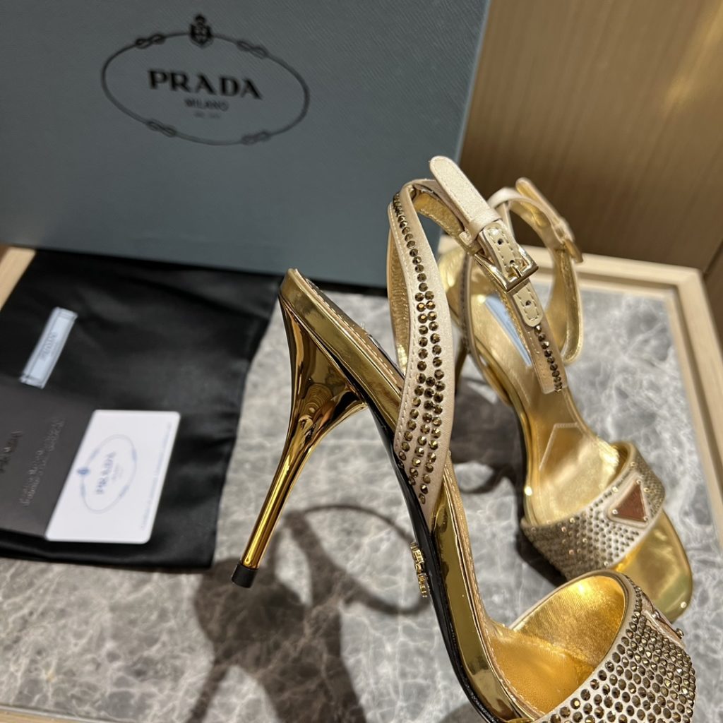 🔥🔥 Ins hot ✨ Prada/Prada 2023ss early spring new product party series 💎 This high-heeled satin thick-soled sandal adheres to the modern design concept and displays exquisite charm. The new and elegant color of the fabric adds bright and colorful style. The iconic triangle logo shows the brand characteristics. This logo was designed by Mario Prada. Fabric: open beaded sheepskin inner heel height: 9cm Size: 35-42 (40-42 customized non-refundable)