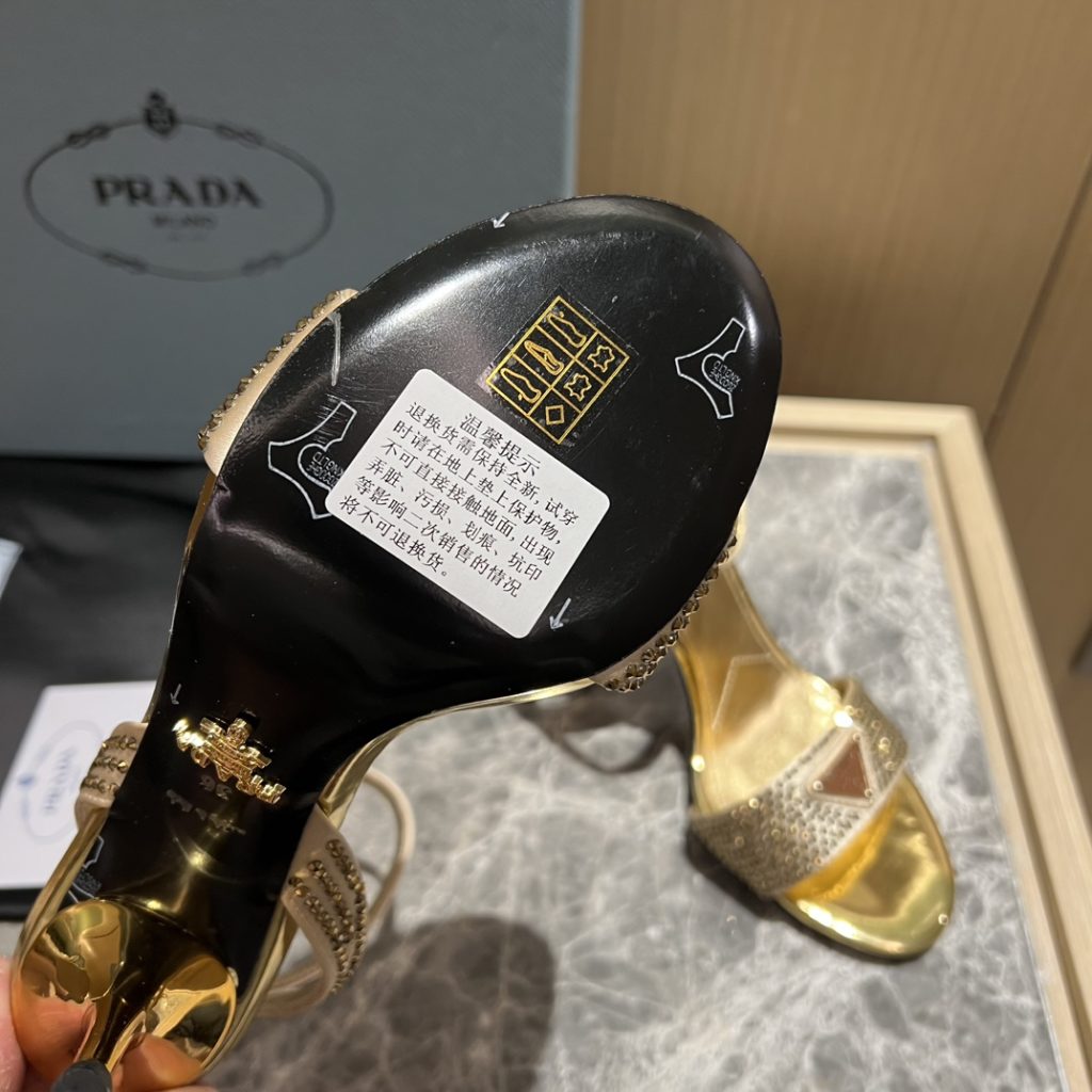 🔥🔥 Ins hot ✨ Prada/Prada 2023ss early spring new product party series 💎 This high-heeled satin thick-soled sandal adheres to the modern design concept and displays exquisite charm. The new and elegant color of the fabric adds bright and colorful style. The iconic triangle logo shows the brand characteristics. This logo was designed by Mario Prada. Fabric: open beaded sheepskin inner heel height: 9cm Size: 35-42 (40-42 customized non-refundable)