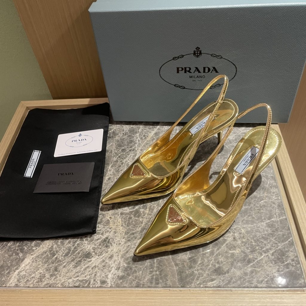 🔥🔥 Ins hot ✨ Prada/Prada 2023ss early spring new product This high heel shoe with back lace, adhering to the modern design concept, shows exquisite charm. The new and elegant color of the fabric adds bright and colorful style. The iconic enamel metal triangle logo shows the brand characteristics. This logo was designed by Mario Prada. Fabric: open beaded cowhide sheepskin inner heel height: 7.5cm Size: 35-42 (40-42 customized non-refundable)