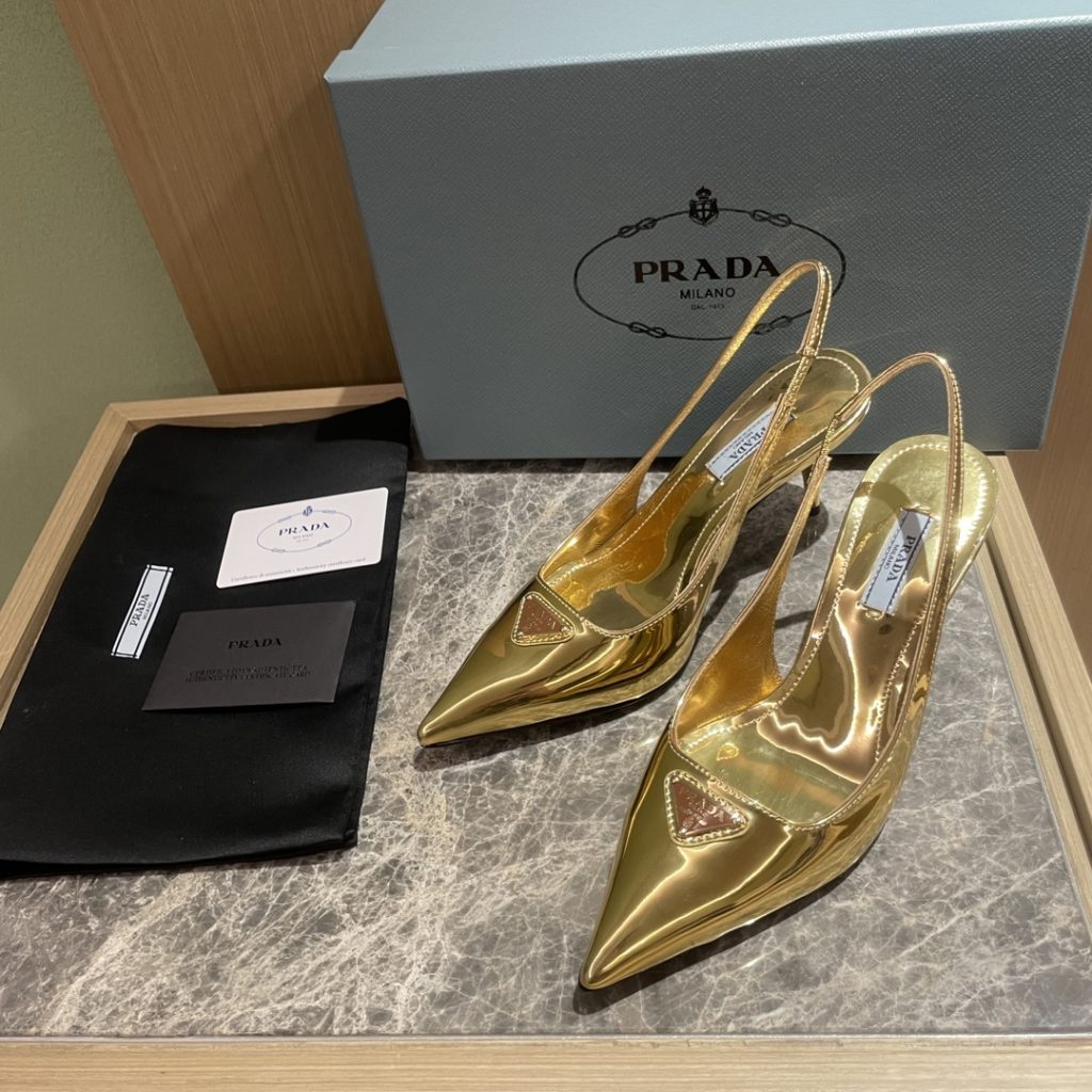 🔥🔥 Ins hot ✨ Prada/Prada 2023ss early spring new product This high heel shoe with back lace, adhering to the modern design concept, shows exquisite charm. The new and elegant color of the fabric adds bright and colorful style. The iconic enamel metal triangle logo shows the brand characteristics. This logo was designed by Mario Prada. Fabric: open beaded cowhide sheepskin inner heel height: 7.5cm Size: 35-42 (40-42 customized non-refundable)