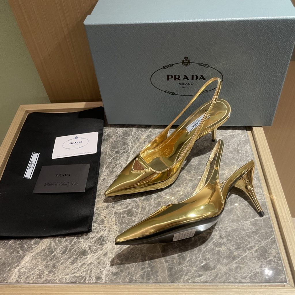 🔥🔥 Ins hot ✨ Prada/Prada 2023ss early spring new product This high heel shoe with back lace, adhering to the modern design concept, shows exquisite charm. The new and elegant color of the fabric adds bright and colorful style. The iconic enamel metal triangle logo shows the brand characteristics. This logo was designed by Mario Prada. Fabric: open beaded cowhide sheepskin inner heel height: 7.5cm Size: 35-42 (40-42 customized non-refundable)