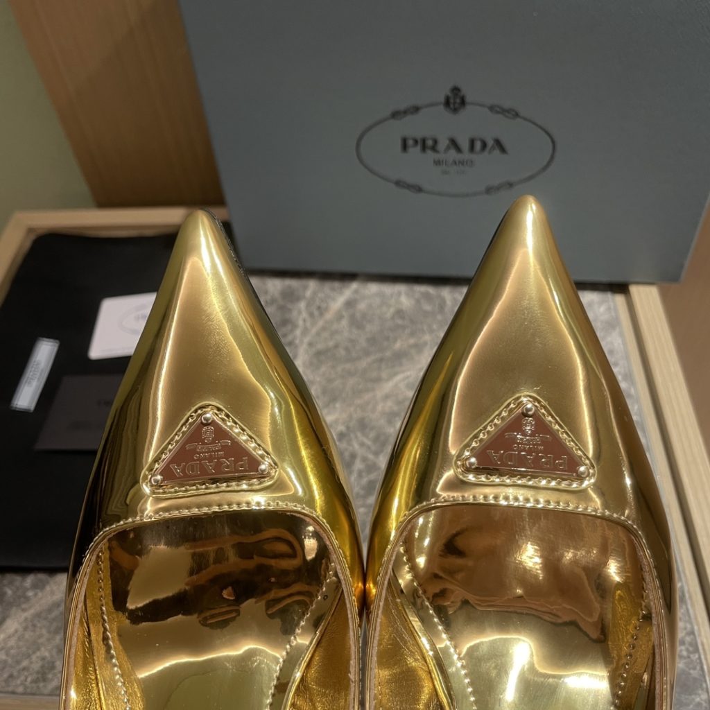 🔥🔥 Ins hot ✨ Prada/Prada 2023ss early spring new product This high heel shoe with back lace, adhering to the modern design concept, shows exquisite charm. The new and elegant color of the fabric adds bright and colorful style. The iconic enamel metal triangle logo shows the brand characteristics. This logo was designed by Mario Prada. Fabric: open beaded cowhide sheepskin inner heel height: 7.5cm Size: 35-42 (40-42 customized non-refundable)