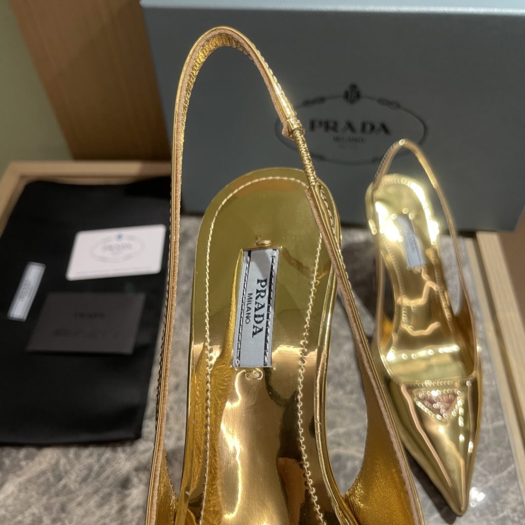 🔥🔥 Ins hot ✨ Prada/Prada 2023ss early spring new product This high heel shoe with back lace, adhering to the modern design concept, shows exquisite charm. The new and elegant color of the fabric adds bright and colorful style. The iconic enamel metal triangle logo shows the brand characteristics. This logo was designed by Mario Prada. Fabric: open beaded cowhide sheepskin inner heel height: 7.5cm Size: 35-42 (40-42 customized non-refundable)