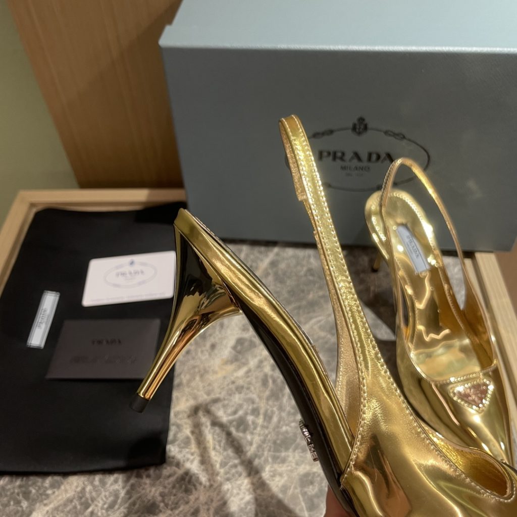 🔥🔥 Ins hot ✨ Prada/Prada 2023ss early spring new product This high heel shoe with back lace, adhering to the modern design concept, shows exquisite charm. The new and elegant color of the fabric adds bright and colorful style. The iconic enamel metal triangle logo shows the brand characteristics. This logo was designed by Mario Prada. Fabric: open beaded cowhide sheepskin inner heel height: 7.5cm Size: 35-42 (40-42 customized non-refundable)