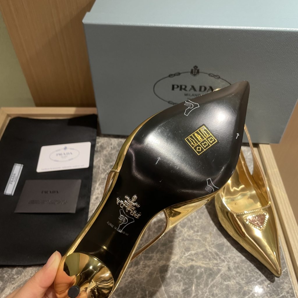 🔥🔥 Ins hot ✨ Prada/Prada 2023ss early spring new product This high heel shoe with back lace, adhering to the modern design concept, shows exquisite charm. The new and elegant color of the fabric adds bright and colorful style. The iconic enamel metal triangle logo shows the brand characteristics. This logo was designed by Mario Prada. Fabric: open beaded cowhide sheepskin inner heel height: 7.5cm Size: 35-42 (40-42 customized non-refundable)