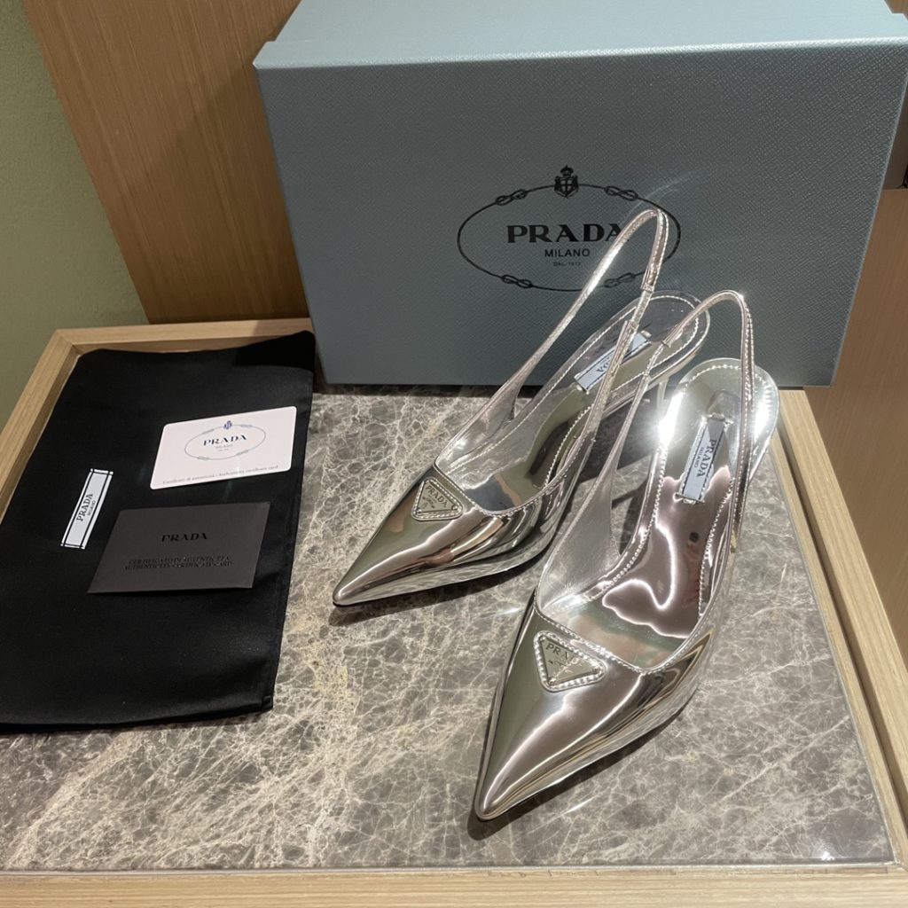 🔥🔥 Ins hot ✨ Prada/Prada 2023ss early spring new product This high heel shoe with back lace, adhering to the modern design concept, shows exquisite charm. The new and elegant color of the fabric adds bright and colorful style. The iconic enamel metal triangle logo shows the brand characteristics. This logo was designed by Mario Prada. Fabric: open beaded cowhide sheepskin inner heel height: 7.5cm Size: 35-42 (40-42 customized non-refundable)
