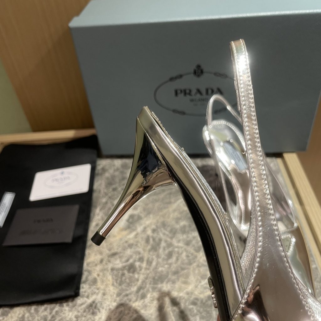 🔥🔥 Ins hot ✨ Prada/Prada 2023ss early spring new product This high heel shoe with back lace, adhering to the modern design concept, shows exquisite charm. The new and elegant color of the fabric adds bright and colorful style. The iconic enamel metal triangle logo shows the brand characteristics. This logo was designed by Mario Prada. Fabric: open beaded cowhide sheepskin inner heel height: 7.5cm Size: 35-42 (40-42 customized non-refundable)