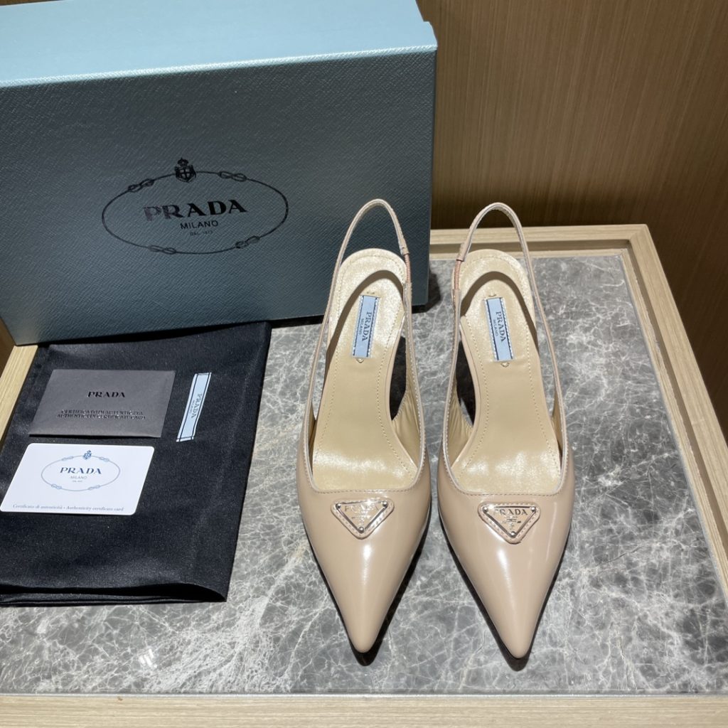 🔥🔥 Ins hot ✨ Prada/Prada 2023ss early spring new product This high heel shoe with back lace, adhering to the modern design concept, shows exquisite charm. The new and elegant color of the fabric adds bright and colorful style. The iconic enamel metal triangle logo shows the brand characteristics. This logo was designed by Mario Prada. Fabric: open beaded cowhide sheepskin inner heel height: 7.5cm Size: 35-42 (40-42 customized non-refundable)