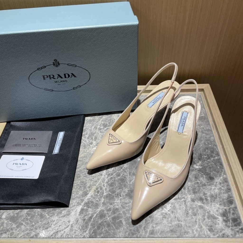 🔥🔥 Ins hot ✨ Prada/Prada 2023ss early spring new product This high heel shoe with back lace, adhering to the modern design concept, shows exquisite charm. The new and elegant color of the fabric adds bright and colorful style. The iconic enamel metal triangle logo shows the brand characteristics. This logo was designed by Mario Prada. Fabric: open beaded cowhide sheepskin inner heel height: 7.5cm Size: 35-42 (40-42 customized non-refundable)
