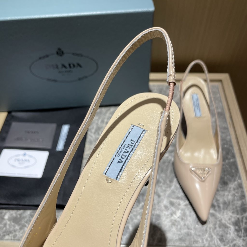 🔥🔥 Ins hot ✨ Prada/Prada 2023ss early spring new product This high heel shoe with back lace, adhering to the modern design concept, shows exquisite charm. The new and elegant color of the fabric adds bright and colorful style. The iconic enamel metal triangle logo shows the brand characteristics. This logo was designed by Mario Prada. Fabric: open beaded cowhide sheepskin inner heel height: 7.5cm Size: 35-42 (40-42 customized non-refundable)