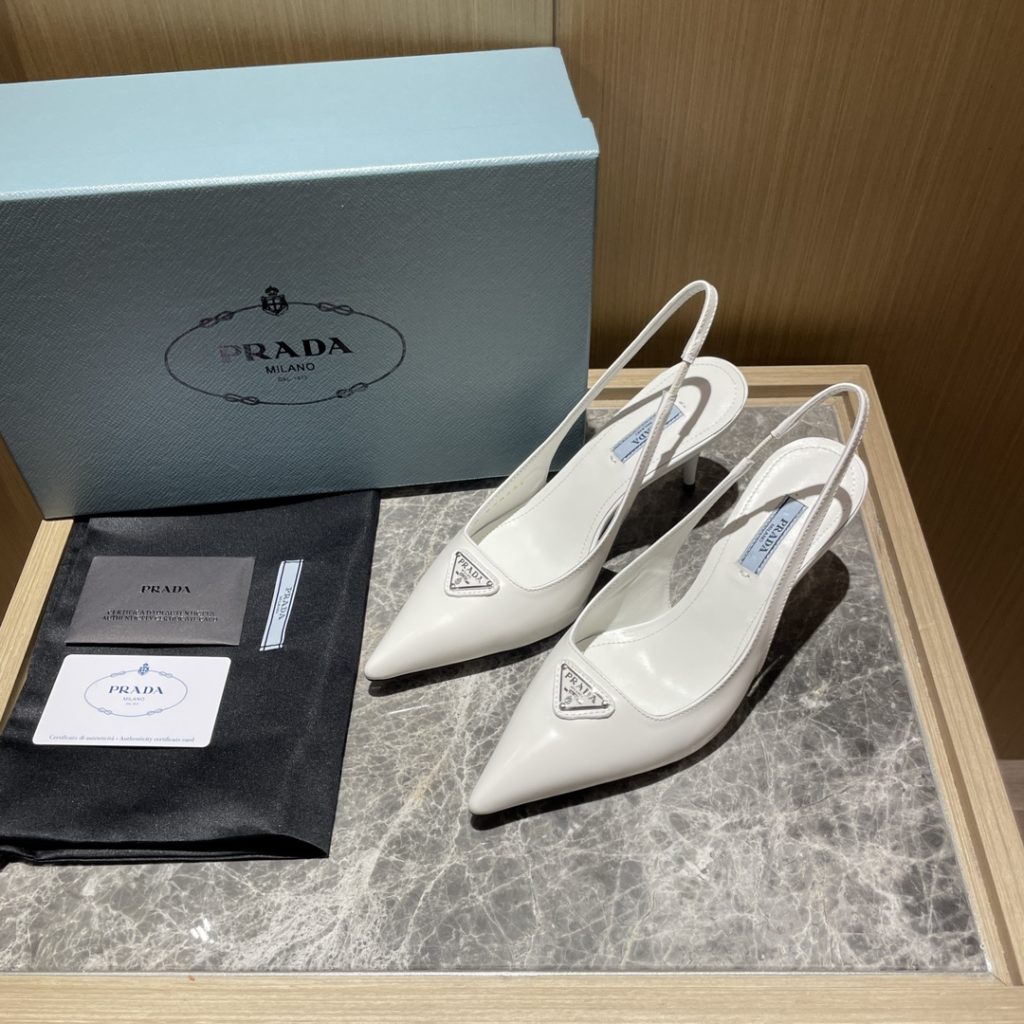 🔥🔥 Ins hot ✨ Prada/Prada 2023ss early spring new product This high heel shoe with back lace, adhering to the modern design concept, shows exquisite charm. The new and elegant color of the fabric adds bright and colorful style. The iconic enamel metal triangle logo shows the brand characteristics. This logo was designed by Mario Prada. Fabric: open beaded cowhide sheepskin inner heel height: 7.5cm Size: 35-42 (40-42 customized non-refundable)