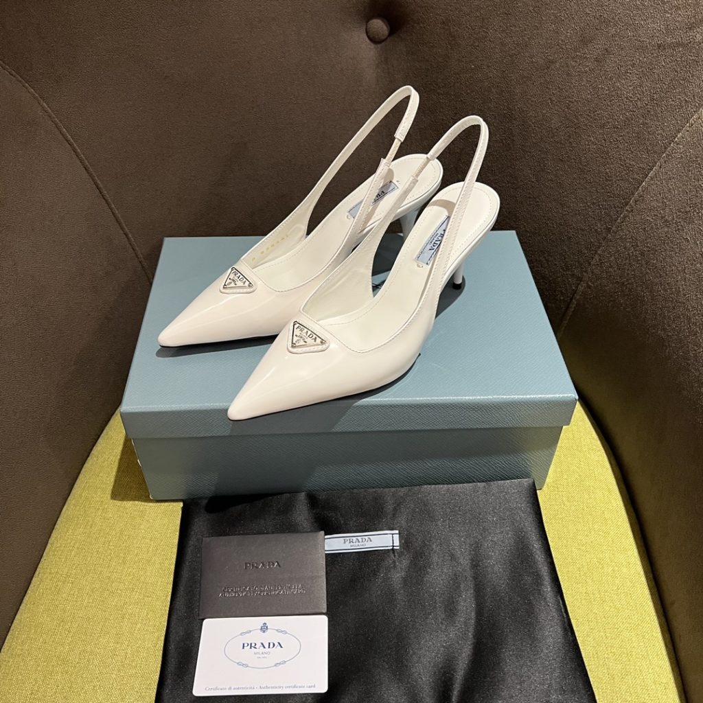 🔥🔥 Ins hot ✨ Prada/Prada 2023ss early spring new product This high heel shoe with back lace, adhering to the modern design concept, shows exquisite charm. The new and elegant color of the fabric adds bright and colorful style. The iconic enamel metal triangle logo shows the brand characteristics. This logo was designed by Mario Prada. Fabric: open beaded cowhide sheepskin inner heel height: 7.5cm Size: 35-42 (40-42 customized non-refundable)