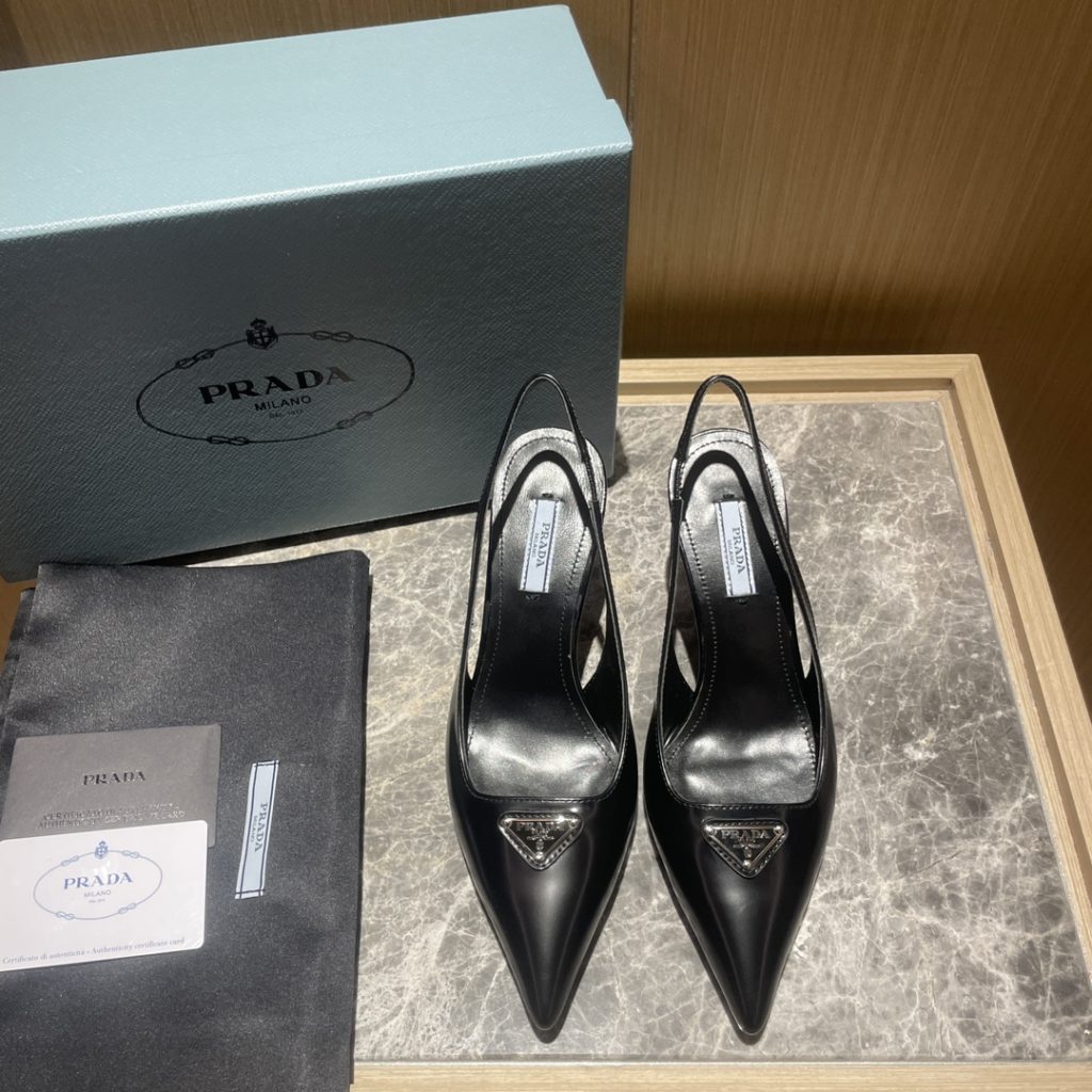 🔥🔥 Ins hot ✨ Prada/Prada 2023ss early spring new product This high heel shoe with back lace, adhering to the modern design concept, shows exquisite charm. The new and elegant color of the fabric adds bright and colorful style. The iconic enamel metal triangle logo shows the brand characteristics. This logo was designed by Mario Prada. Fabric: open beaded cowhide sheepskin inner heel height: 7.5cm Size: 35-42 (40-42 customized non-refundable)