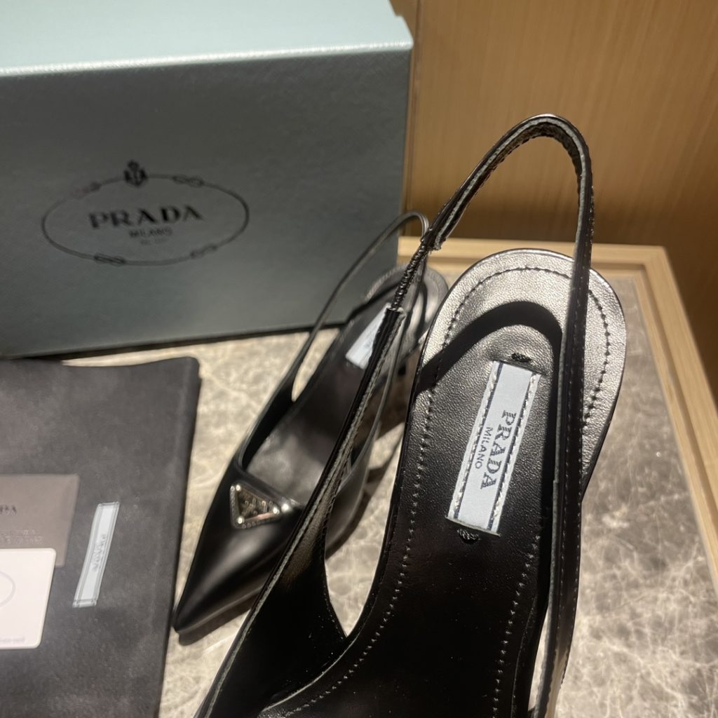 🔥🔥 Ins hot ✨ Prada/Prada 2023ss early spring new product This high heel shoe with back lace, adhering to the modern design concept, shows exquisite charm. The new and elegant color of the fabric adds bright and colorful style. The iconic enamel metal triangle logo shows the brand characteristics. This logo was designed by Mario Prada. Fabric: open beaded cowhide sheepskin inner heel height: 7.5cm Size: 35-42 (40-42 customized non-refundable)
