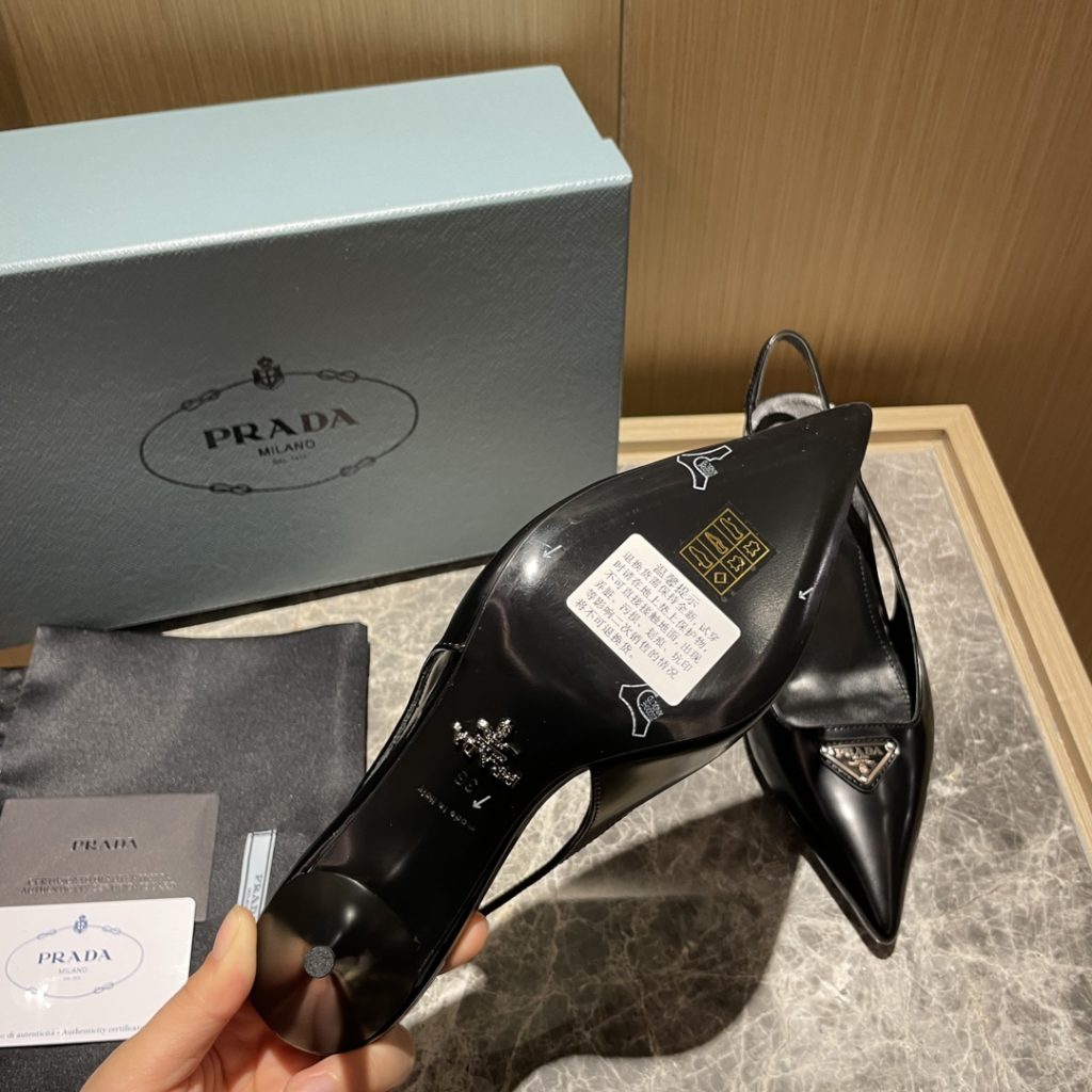 🔥🔥 Ins hot ✨ Prada/Prada 2023ss early spring new product This high heel shoe with back lace, adhering to the modern design concept, shows exquisite charm. The new and elegant color of the fabric adds bright and colorful style. The iconic enamel metal triangle logo shows the brand characteristics. This logo was designed by Mario Prada. Fabric: open beaded cowhide sheepskin inner heel height: 7.5cm Size: 35-42 (40-42 customized non-refundable)