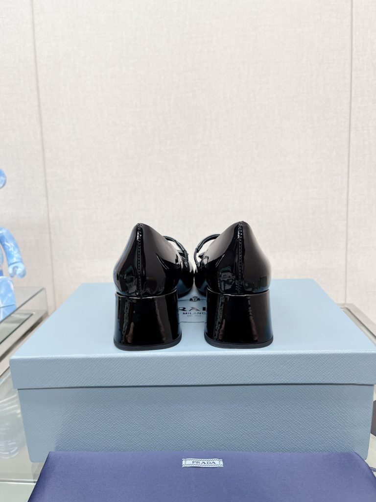 Prada - prad * heavy-heeled Mary Jane single shoes/back empty sandals The new design transforms the brand's iconic triangle into leather details, and together with the screen-printed Prad * logo to highlight the brand style. The geometric pattern elements on the toe of this patent leather low-heeled shoe complement the refined silhouette and elegant charm. Upper: imported patent leather inner lining: imported sheepskin heel height: 4.5cm Sole: leather large base size: 35-39 (40 customized without return)