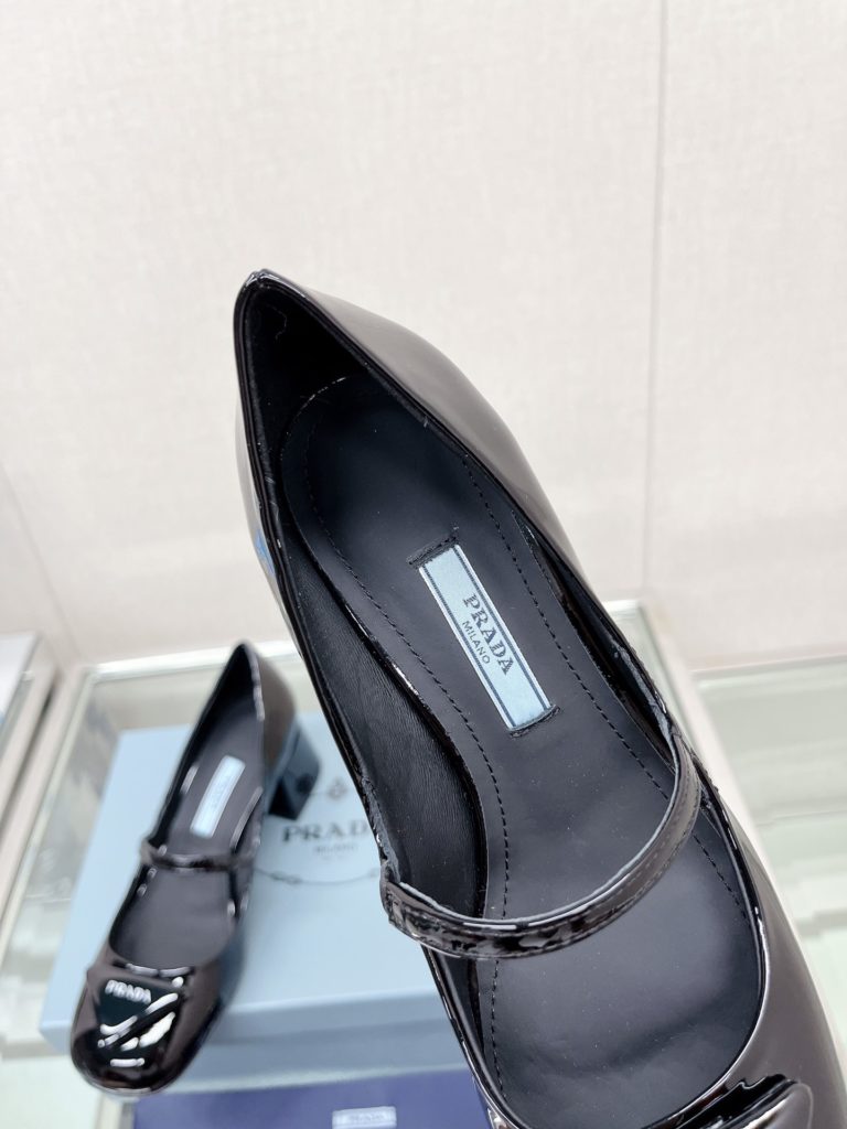 Prada - prad * heavy-heeled Mary Jane single shoes/back empty sandals The new design transforms the brand's iconic triangle into leather details, and together with the screen-printed Prad * logo to highlight the brand style. The geometric pattern elements on the toe of this patent leather low-heeled shoe complement the refined silhouette and elegant charm. Upper: imported patent leather inner lining: imported sheepskin heel height: 4.5cm Sole: leather large base size: 35-39 (40 customized without return)